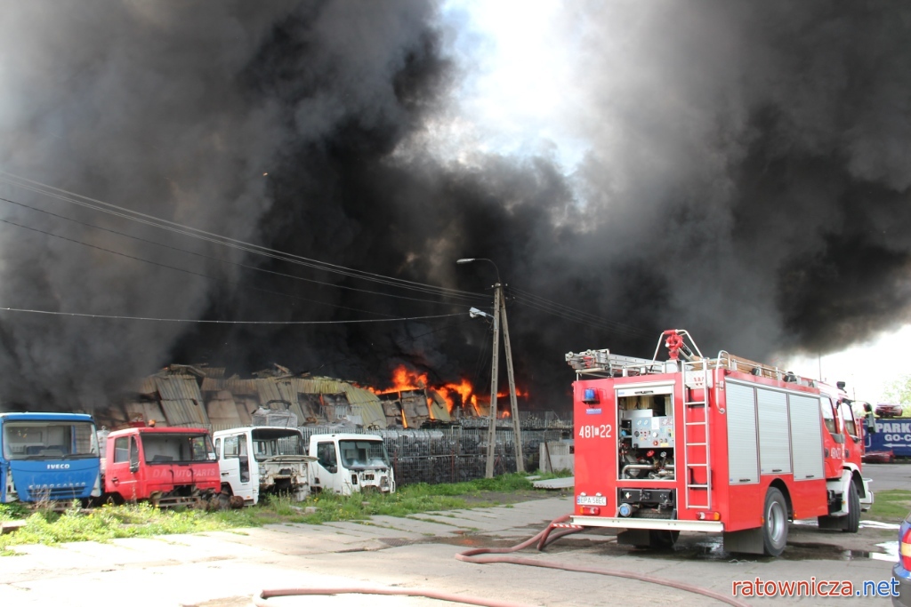 Pożar hali magazynowej przy ul. Karniszewickiej w Pabianicach [3]