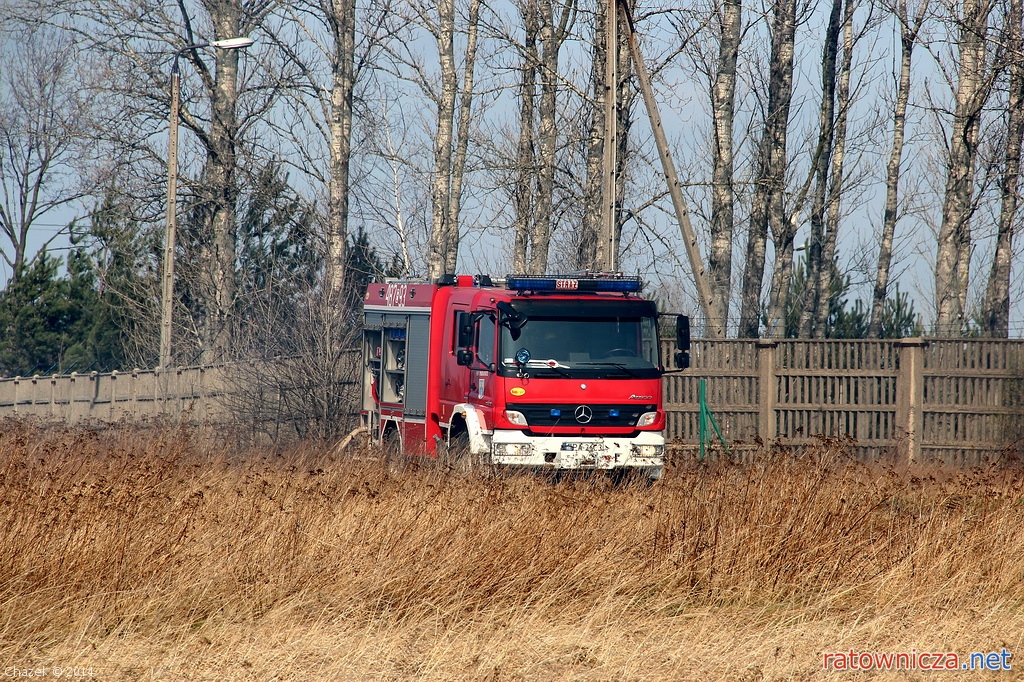 Pożar suchej trawy na nieużytkach rolnych przy ul. Polnej w Pabianicach [7]