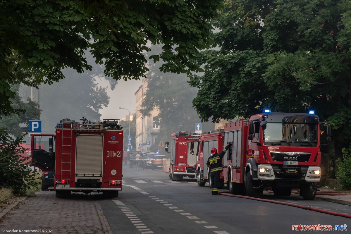 24.07.2021. Pożar pustostanu przy ul. Skłodowskiej-Curie w Łodzi