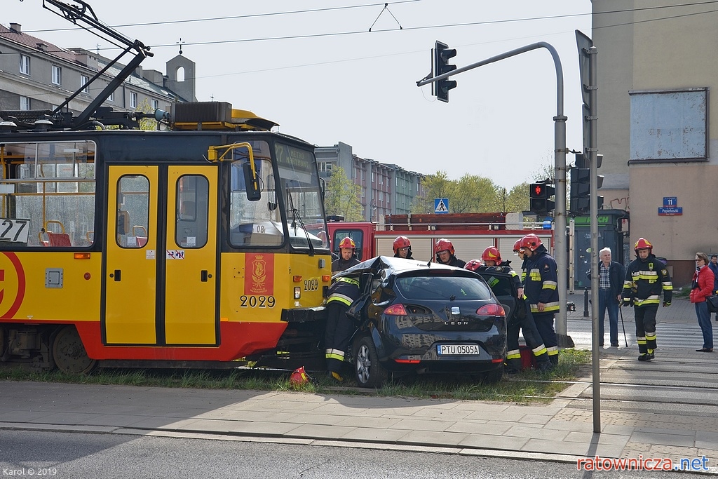 24.04.2019, kolizja samochodu z tramwajem na ul. Popiełuszki w Warszawie [2]
