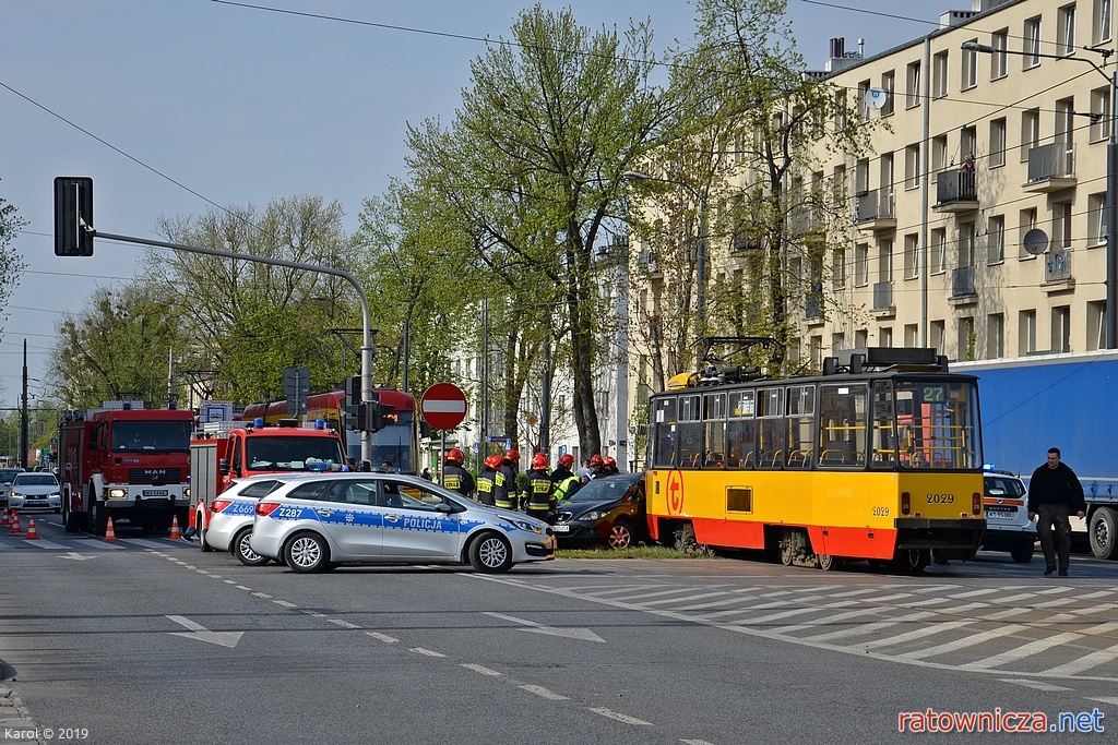 24.04.2019, kolizja samochodu z tramwajem na ul. Popiełuszki w Warszawie [4]