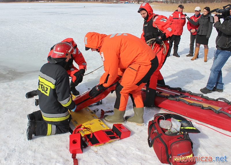 Ćwiczenia na lodzie olsztyńskich strażaków (10)