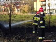 Pożar suchej trawy  przy ul. Popławskiej w Pabianicach