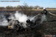 Pożar suchej trawy na nieużytkach przy ul. Skrajnej w Pabianicach [4]