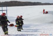 Ćwiczenia na lodzie olsztyńskich strażaków (4)
