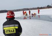 Ćwiczenia na lodzie olsztyńskich strażaków (8)