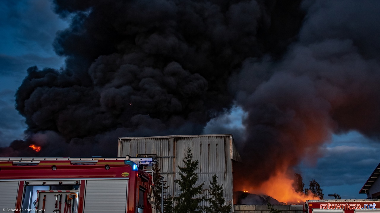 29.09.2024. Pożar składowiska odpadów przy ul. Wolskiej w Piotrkowie Trybunalskim [13]