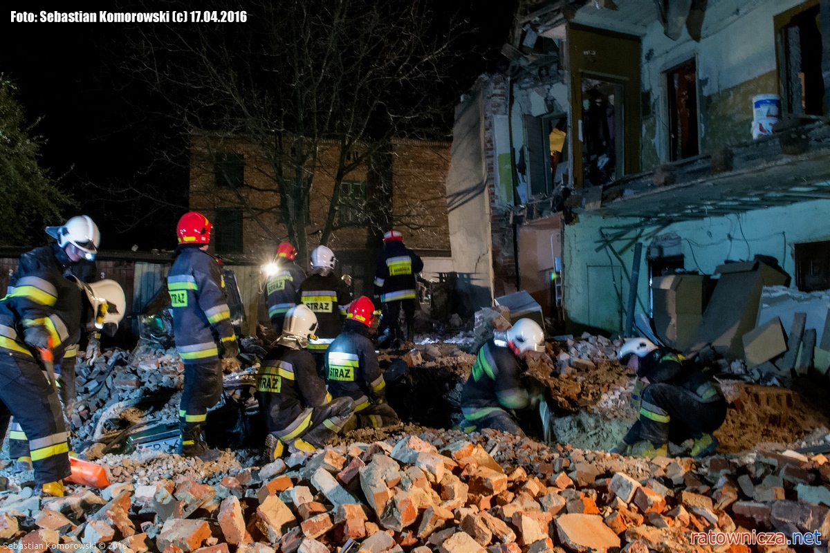 17.04.2016. Wybuch gazu w kamienicy przy ul. Bagatela w Pabianicach [8]