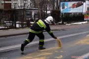 Usuwanie plamy oleju na ul. Partyzanckiej w Pabianicach